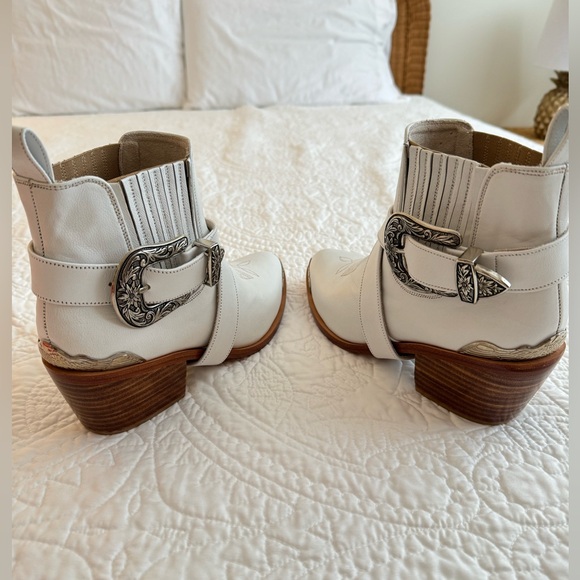 Western ankle leather boot. Detachable metal buckle harness. - Picture 2 of 15